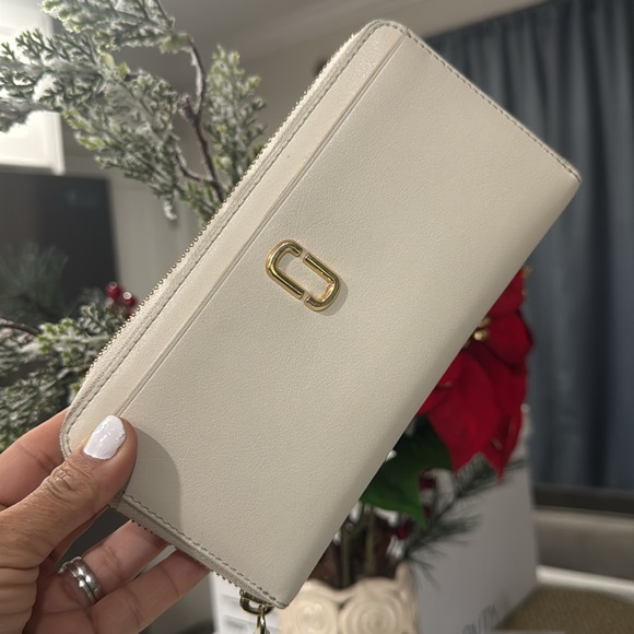 Marc Jacobs Handbags - 🤍Marc Jacobs The Continental wallet
